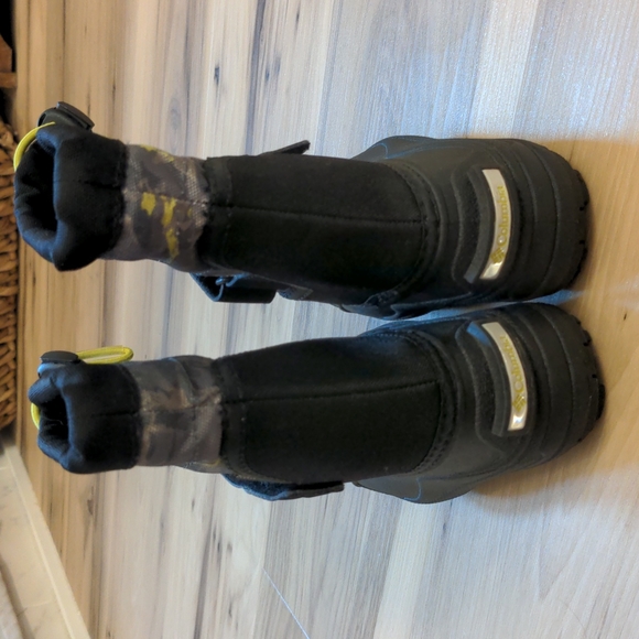 NWOB Columbia Little Boys Snow Boots Size 8 - Picture 4 of 6